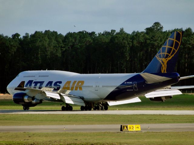 Boeing 747-400 (N465MC)