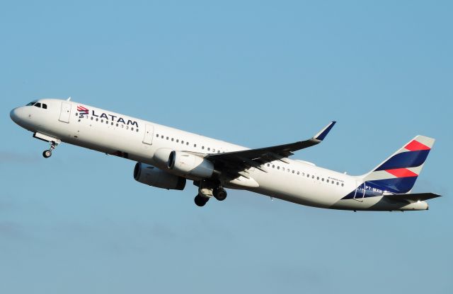 Airbus A321 (PT-MXN)