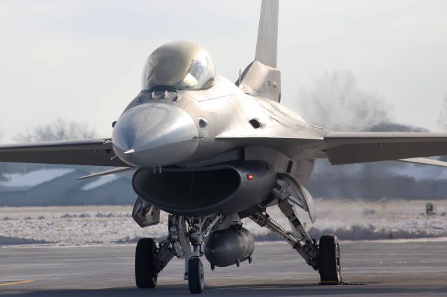 Lockheed F-16 Fighting Falcon (AFR89138) - Engine start............