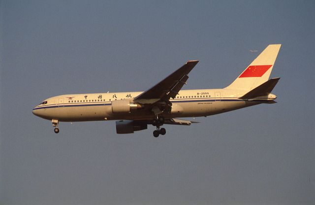 BOEING 767-200 (B-2555) - Final Approach to Narita Intl Airport Rwy34 on 1988/11/03