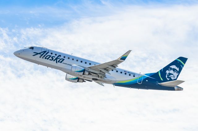 Embraer 175 (N632QX) - A Horizon Air ERJ175 taking off from PHX on 2/11/23 during the Super Bowl rush. Taken with a Canon R7 and Canon EF 100-400 II L lens.