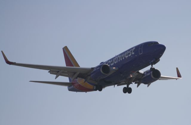 Boeing 737-700 (N7877H)