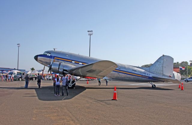 Douglas DC-3 (HR-ALU)