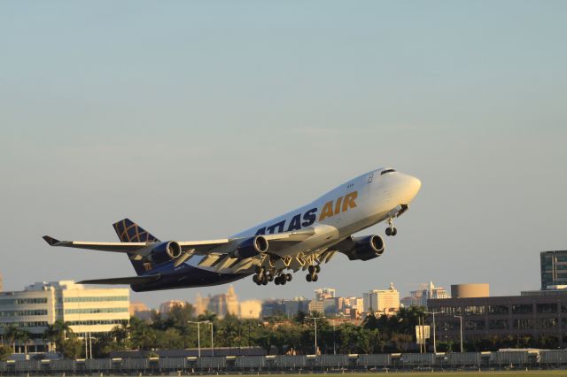 Boeing 747-400 (N415MC) - GTI Departing Miami to the West 