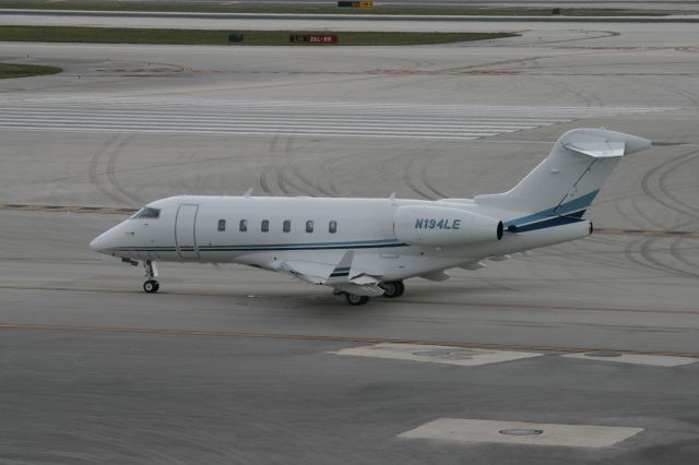 Bombardier Challenger 300 (N194LE)