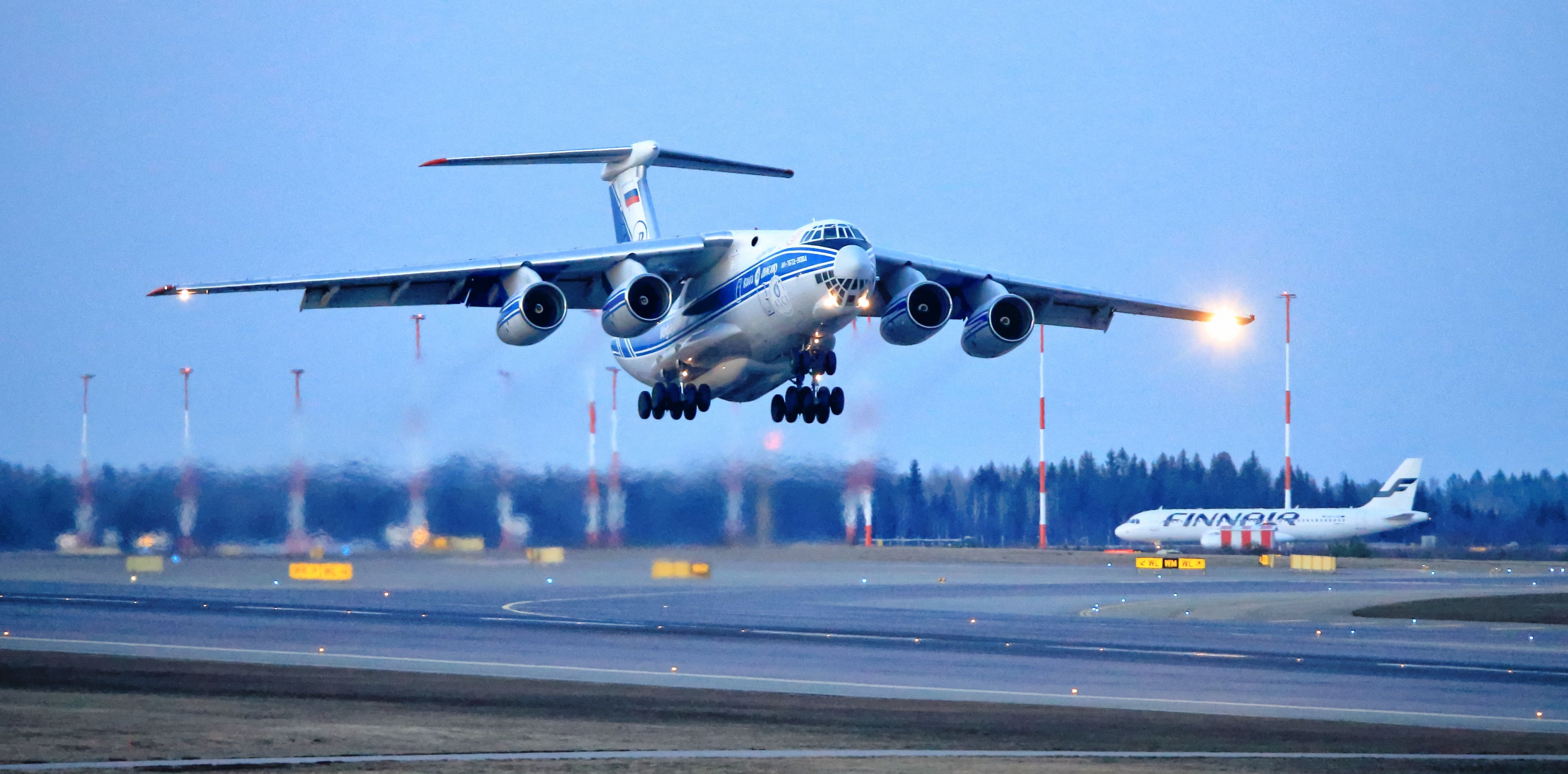 — — - Iljušin Il-76