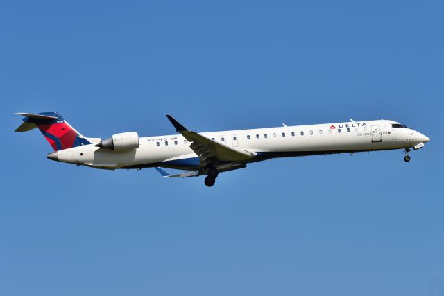 Canadair Regional Jet CRJ-900 (N305PQ) - 5-R 08-02-21