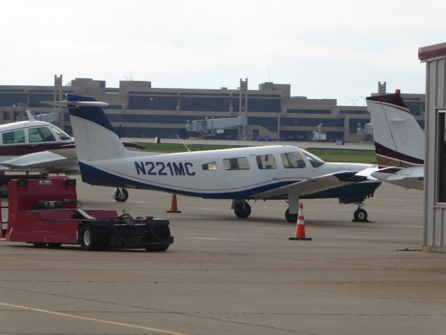 Piper Saratoga (N221MC)