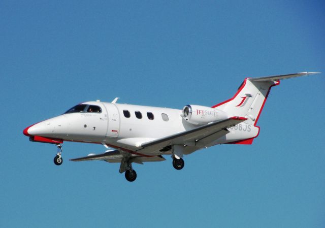 Embraer Phenom 100 (N586JS) - Landing RWY 30