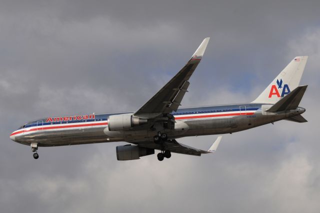 BOEING 767-300 (N39365)