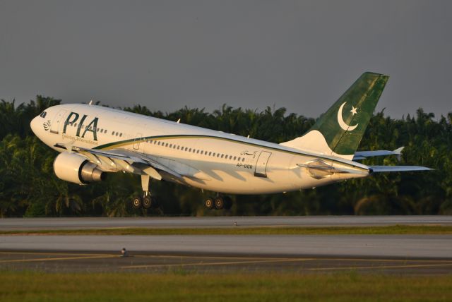 Airbus A310 (AP-BGR)
