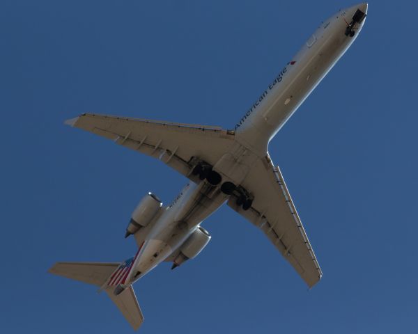 Canadair Regional Jet CRJ-700 (N724EV) - American Eagle CRJ700 landing at PHX on 1/30/21. Taken with a Canon 850D and Canon 70-300mm lens. 