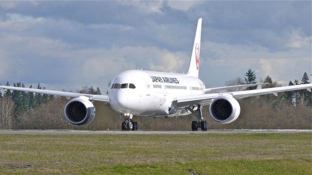 Boeing 787-8 (JA827J) - BOE181 taxis onto runway 34L on 4/6/12.