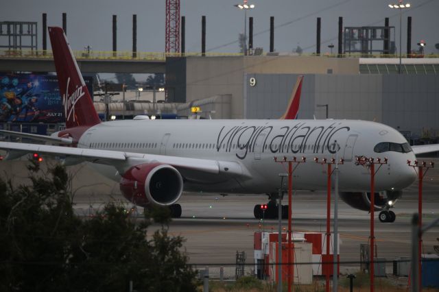 Airbus A350-1000 (G-VRNB)