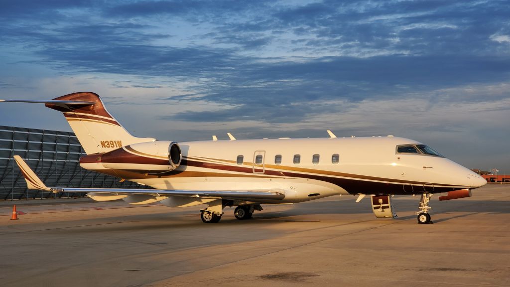 Canadair Challenger 350 (N352W)