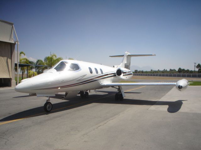 Learjet 24 (N75NE)