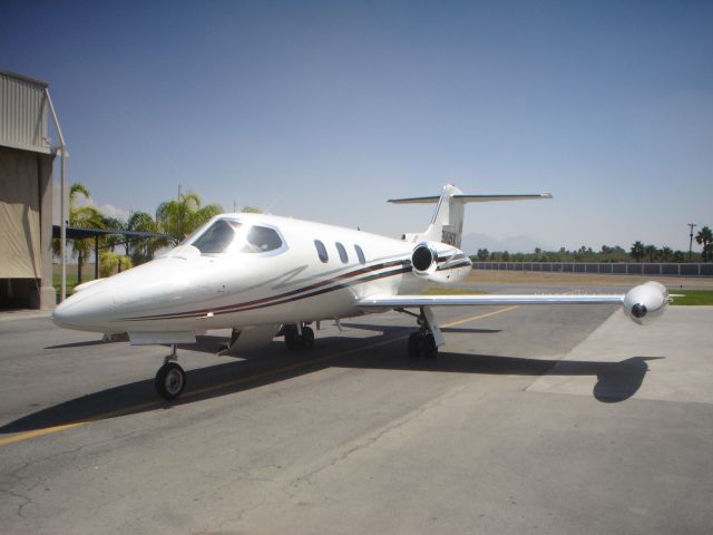 Learjet 24 (N75NE)