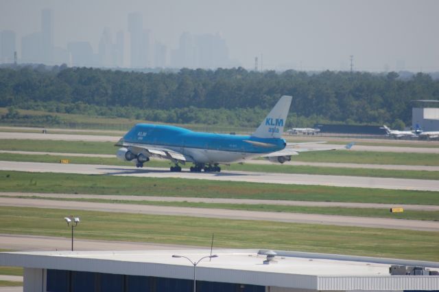 Boeing 747-400 (PH-BFD) - KLM662 heavy rotating on 15L at IAH.