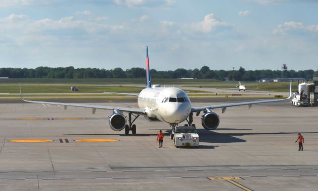 Airbus A321 (N104DN) - Delta Airbus A321-211(WL) N104DN in Detroit 