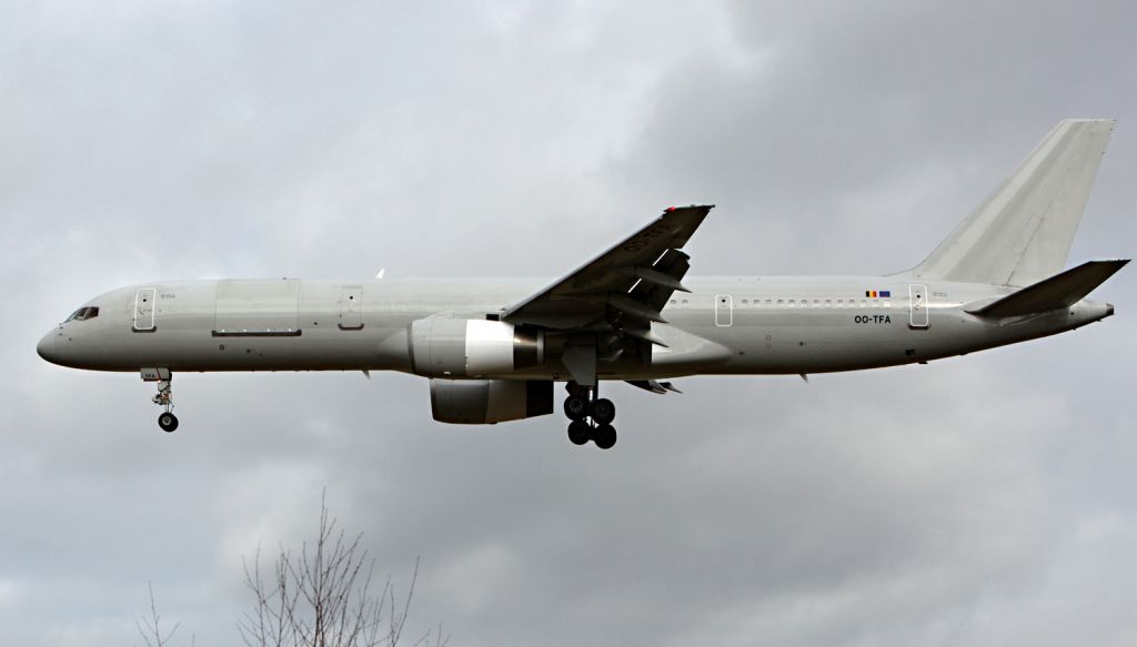 Boeing 757-200 (OO-TFA)