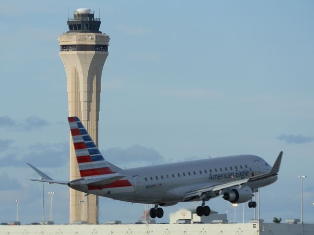 Embraer 170/175 (N433YX)