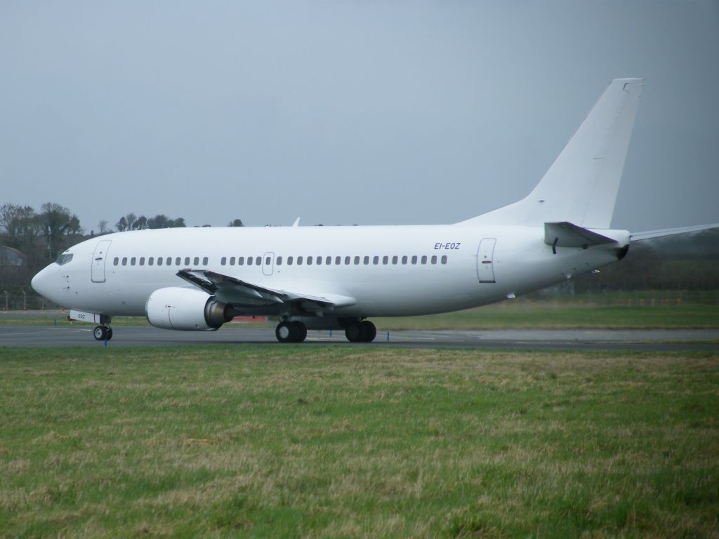 BOEING 737-300 (EI-EOZ) - EI-EOZ B 737-3Q8 EX SE-RHT SEEN ABOVE DEP FOR A TEST FLIGHT FROM EINN TO WEST OF SHANNON OUT TO 100 MILES ON 25/02/2011