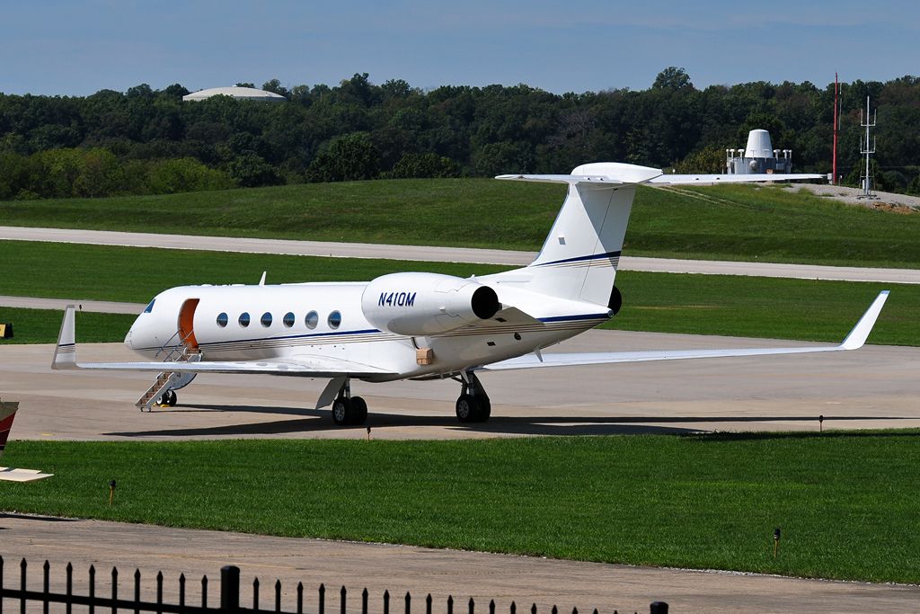 Gulfstream Aerospace Gulfstream V (N410M) - Rare to see a GLF5 at Frankfort