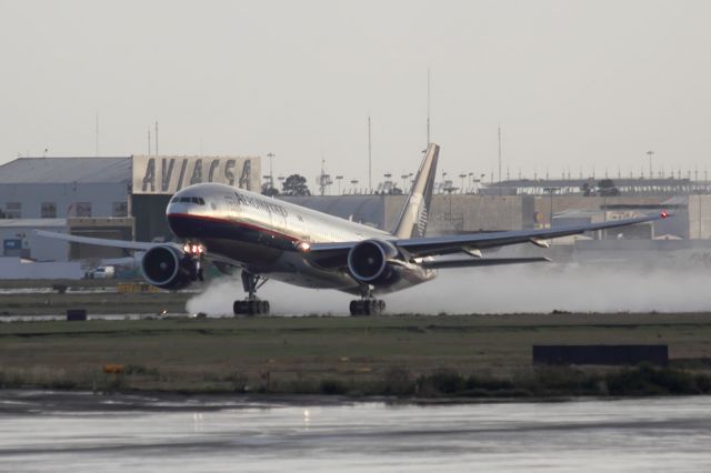 Boeing 777-200 (N745AM)