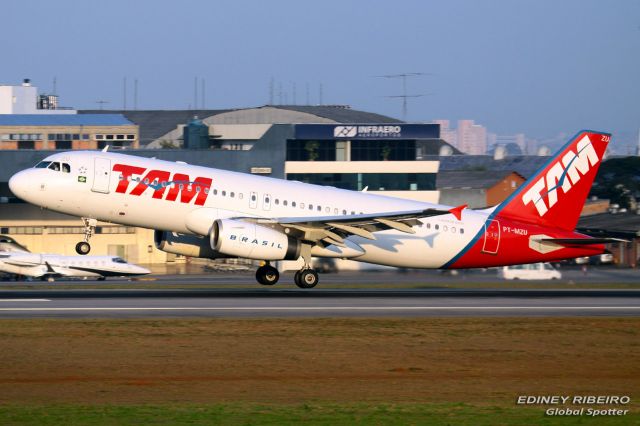 Airbus A320 (PT-MZU)