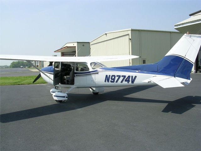 Cessna Skyhawk (N9774V) - 1975 172M