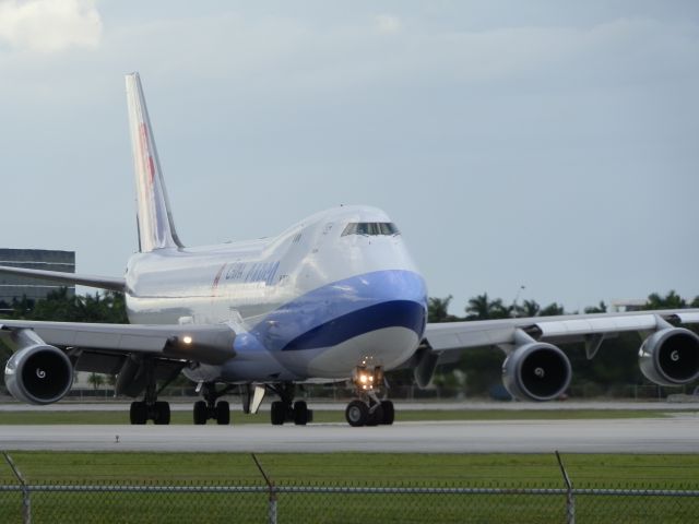 Boeing 747-400 (B-18708) - Up close and personal !