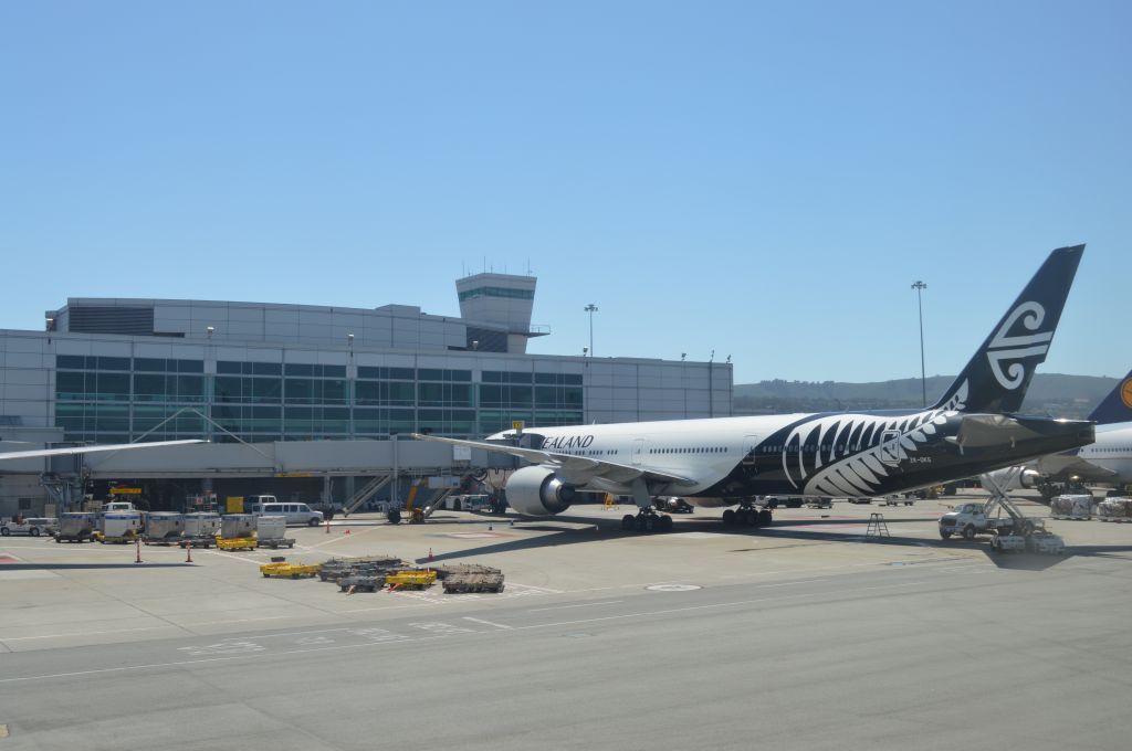 BOEING 777-300ER (ZK-OKS)