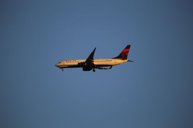 Boeing 737-800 (N395DN)