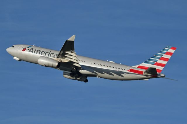 Airbus A330-200 (N289AY) - AAL735 departing to PHL