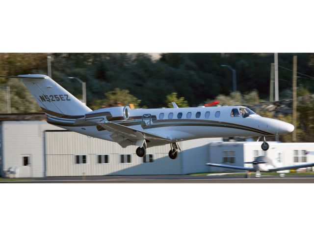 Cessna Citation CJ3 (N525EZ) - Eli Zabar performs a perfect landing in his CJ3 on runway 26 at Danbury.