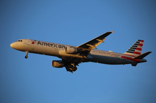 Airbus A321 (N198UW)