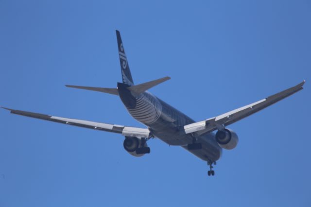 BOEING 777-300ER (ZK-OKQ)