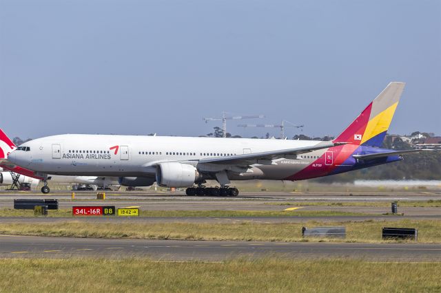 BOEING 777-200LR (HL7732) - Asiana Airlines (HL7732) Boeing 777-28E(ER) at Sydney Airport