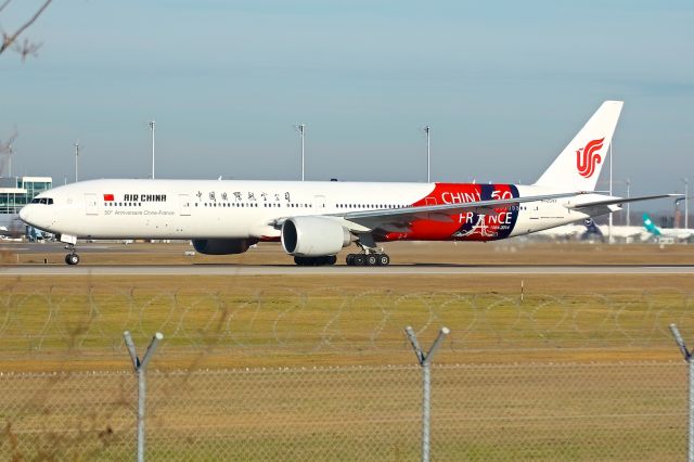 BOEING 777-300 (B-2047)