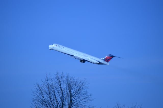 McDonnell Douglas MD-88 (N902DE) - DAL1939 to KATL taking off from 28R. Photo taken from top of parking garage.