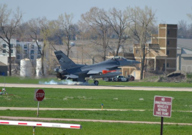 Lockheed F-16 Fighting Falcon (N89005) - SD ANG 005 landing in KFSD