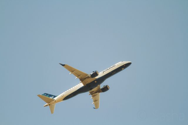 Embraer ERJ-190 (N236JB) - JetBlue Airways Embraer ERJ-190 (N236JB) flew right over my house earlier this afternoon, and I just happened to have a camera in hand at the time! ;)