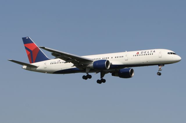 Boeing 757-200 (N6708D) - August 29, 2010 - arrived Washington Reagan