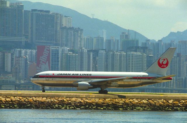 BOEING 767-200 (JA8233) - Taxing at Kai Tak Intl Airport on 1987/08/06