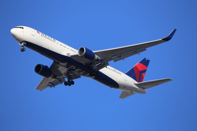 BOEING 767-300 (N171DZ)