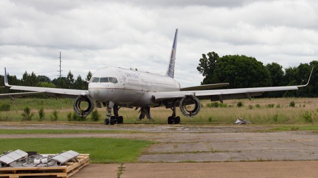 Boeing 757-200 (N546UA)