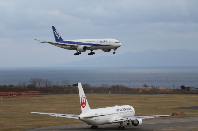 Boeing 777-200 (JA701A) - 20 December 2015:HND-HKD.With JAL B763 (JA8986).