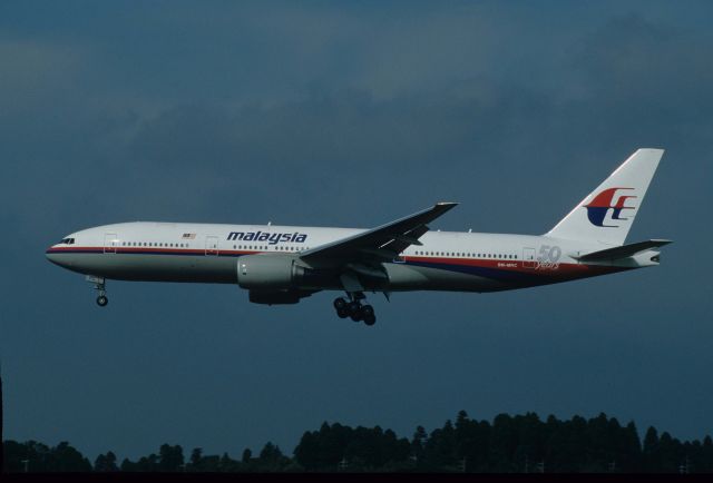 Boeing 777-200 (9M-MRC) - Short Final at Narita Intl Airport Rwy16R on 1997/07/14