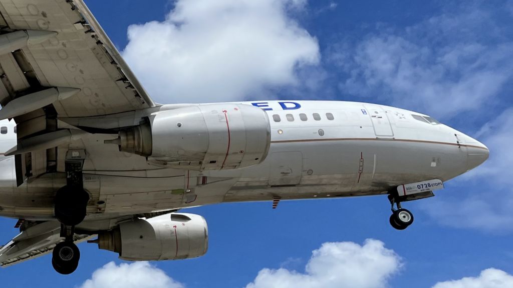 Boeing 737-700 (N39728) - Close up w/ N39728, a Boeing 737-724, on very short final @ SXM/TNCM. 3/21/22.