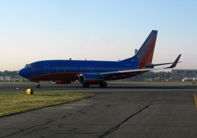 Boeing 737-700 (N712SW) - Take off run RW06.